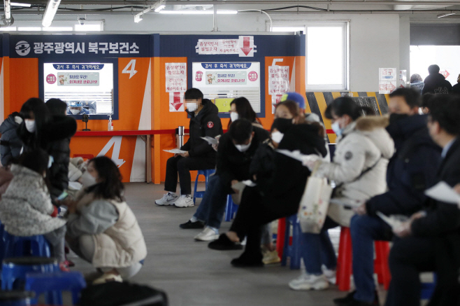 신속항원검사 결과 기다리는 시민들<YONHAP NO-6457>
