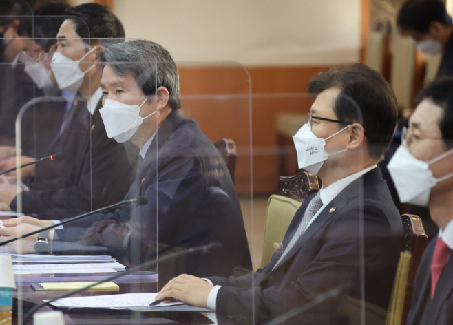 이인영 장관, 남북교류협력추진협의회 주재