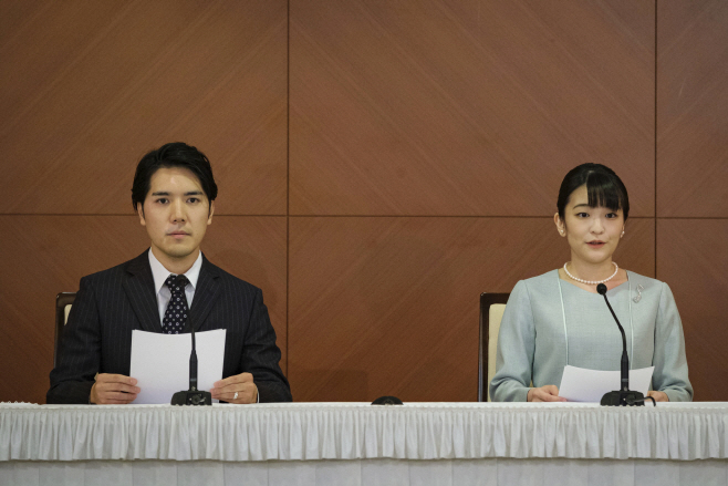 결혼 발표 기자회견 하는 마코 공주와 고무로 게이