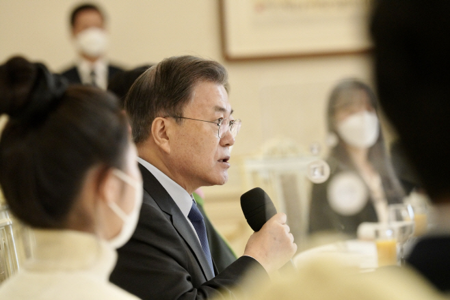 자립준비청년과 오찬 간담회하는 문재인 대통령