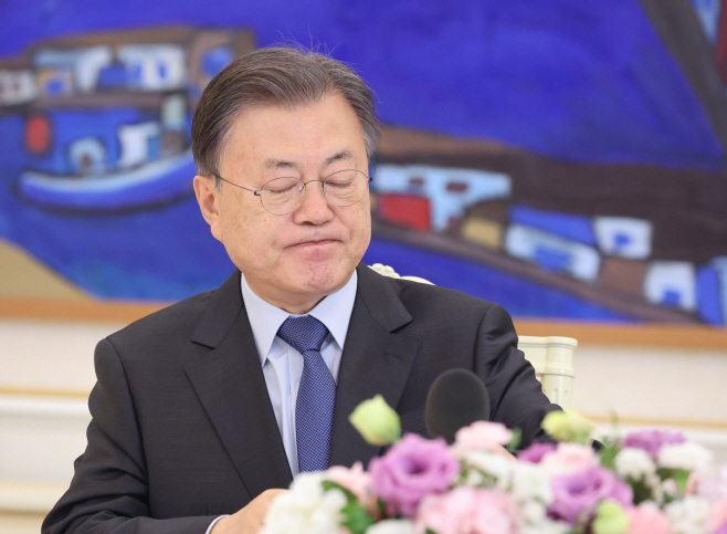 인사말 마친 문재인 대통령