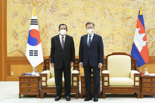 훈센 캄보디아 총리와 기념촬영하는 문재인 대통령