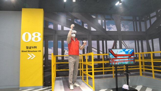 안전체험관에서 롯데건설 직원이 철골 VR 체험을 진행 중이다
