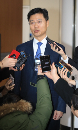 취재진 질문에 답하는 최윤수