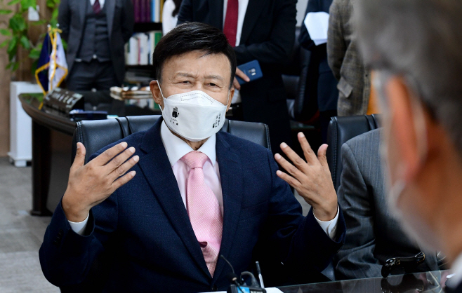 인사말하는 김원웅 광복회장