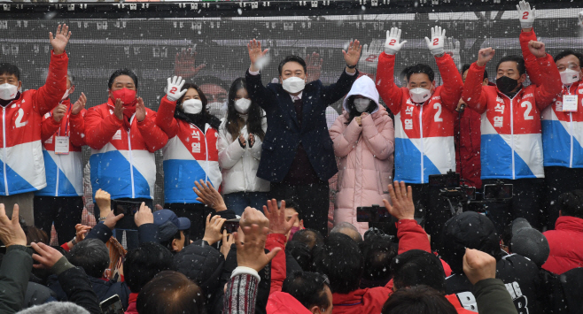 지지자들에게 인사하는 윤석열