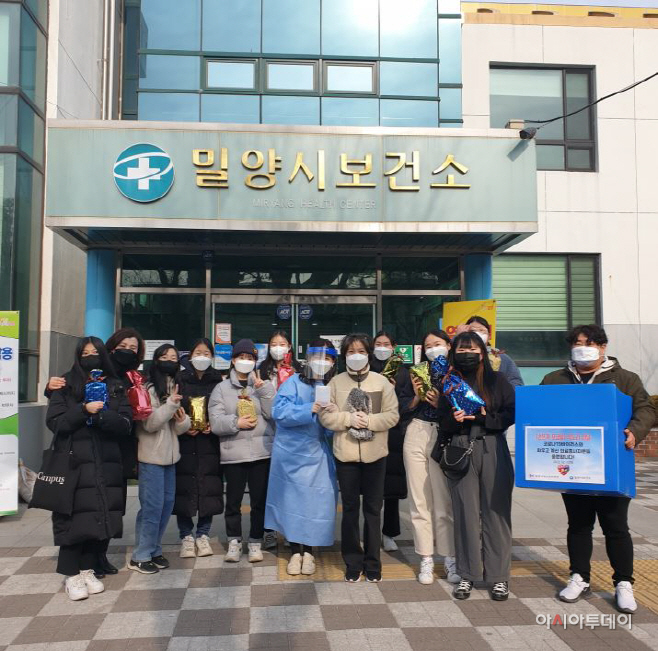 의료종사자에게 손뜨개 목도리 기부 (1)
