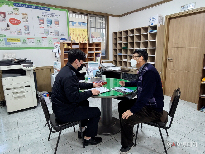 한국외식업중앙회 밀양시지부 관계인이 컨설팅 중인 사진