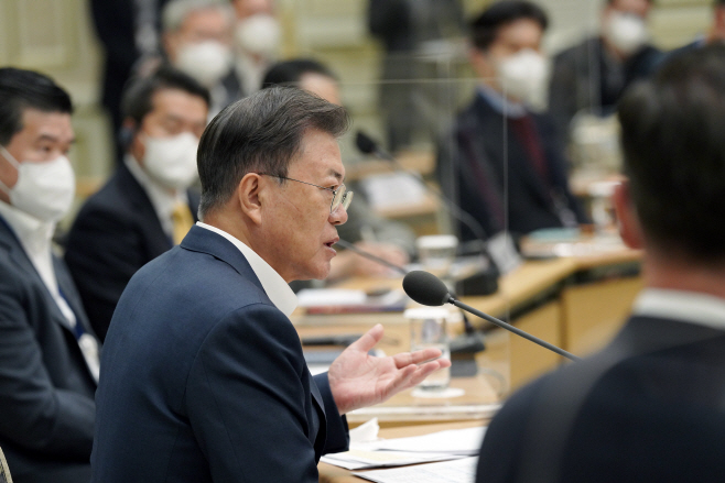 외국인투자기업인과 대화 나선 문재인 대통령