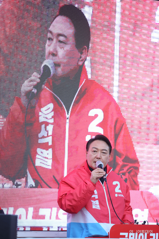 [포토] 종로 유세 지지 호소하는 윤석열 대선 후보