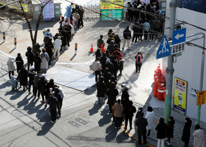 붐비는 부산시청 임시선별진료소<YONHAP NO-7369>