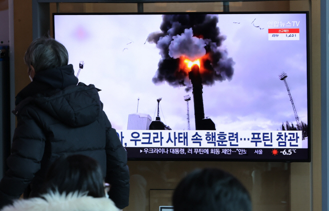 우크라이나 사태 관련 뉴스 시청하는 시민들