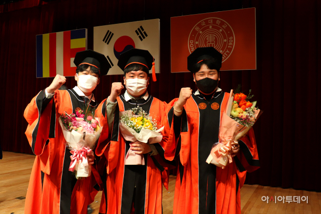 백주년기념관 좌석기부 졸업생 (왼쪽부터 노민기,이후빈,이재창