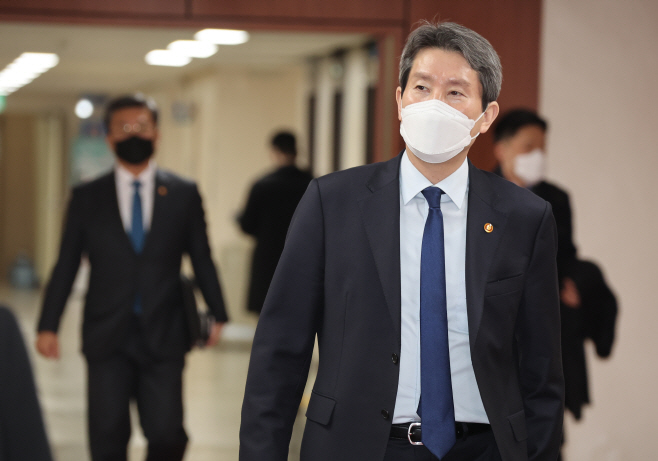 국무회의 참석하는 이인영 장관