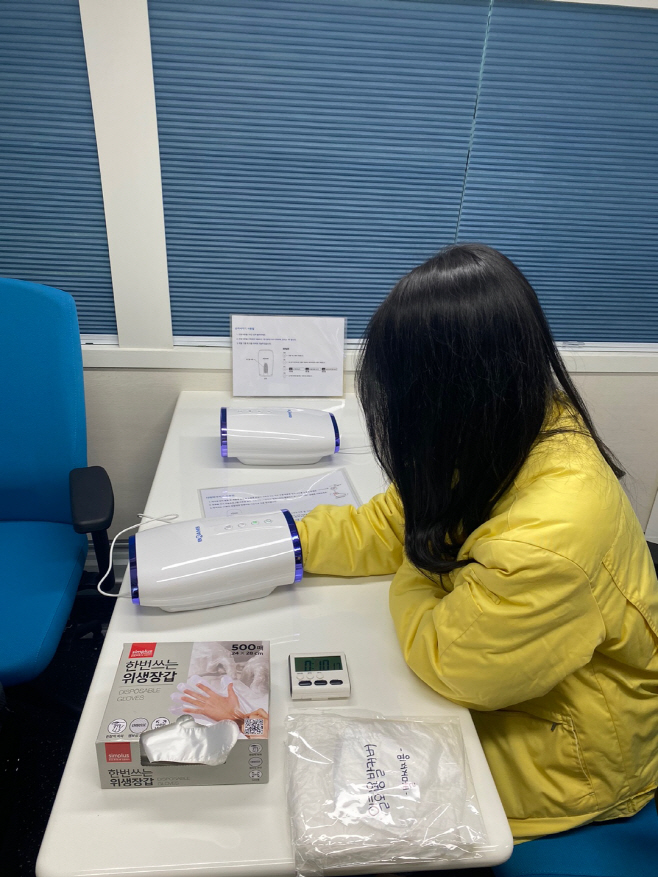 2. 의료기기 마사지를 받고 있는 의료진