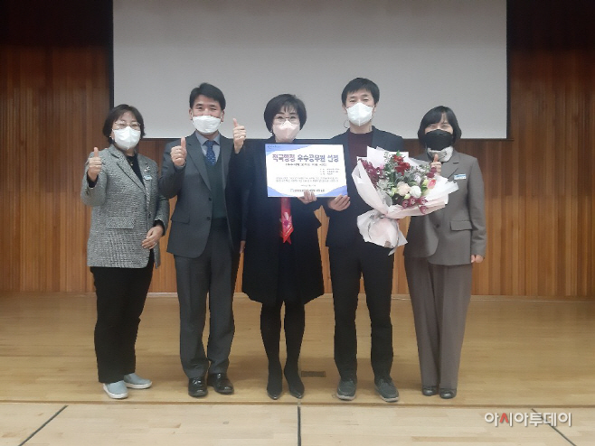사진1. 적극행정 우수사례 선정 축하 꽃다발 증정 현장 (1)