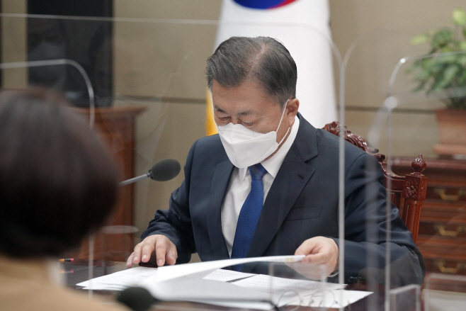 에너지 공급망 현안보고 회의 주재하는 문재인 대통령