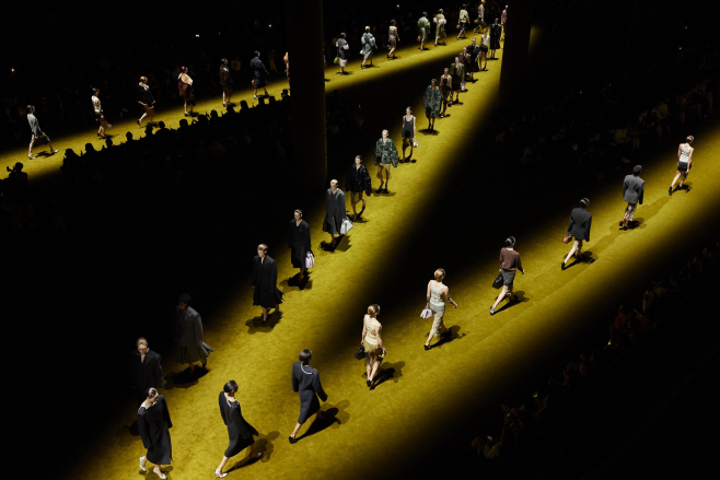 신세계 모바일 앱에서 중계한 프라다 22FW 패션쇼(프라다 제공)