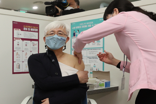 코로나19 백신 접종 '시작'<YONHAP NO-2306>