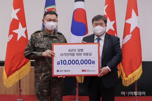 여운태 8군단장과 이훈복 대한토지신탁 대표