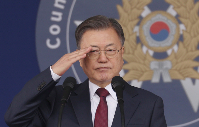 거수경례하는 문재인 대통령