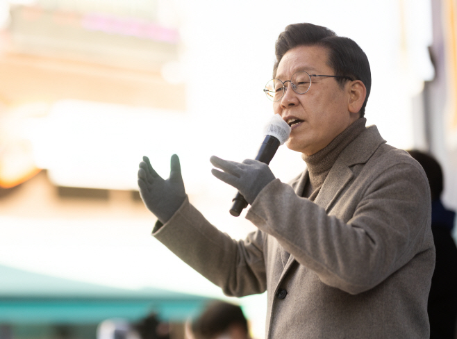 원주에서 지지호소하는 이재명 대선후보<YONHAP NO-5627>