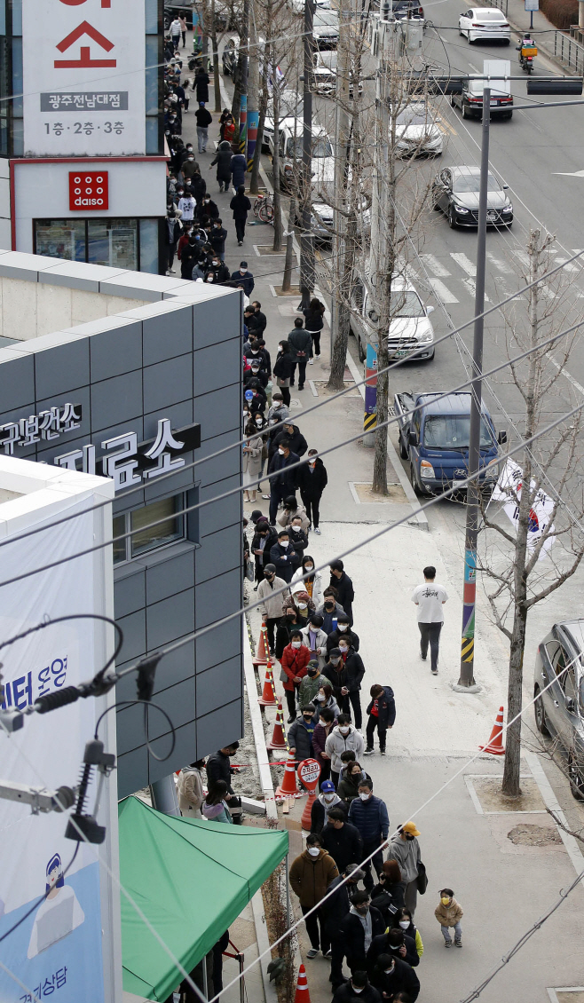 길어지는 PCR 검사 대기 행렬<YONHAP NO-5628>