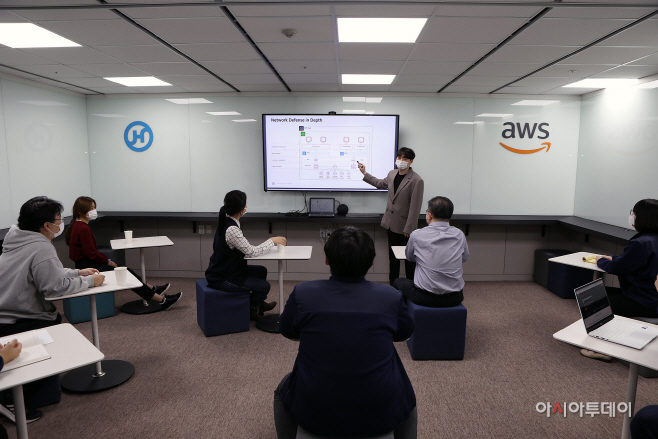 ㈜한진 직원이 IT 관련 교육을 받고 있는 모습