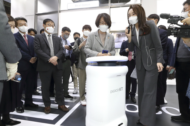 MWC KT 전시관 방문한 임혜숙 장관<YONHAP NO-3730>