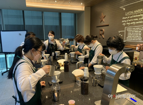 스타벅스 지난해 '리스타트 지원 프로그램'