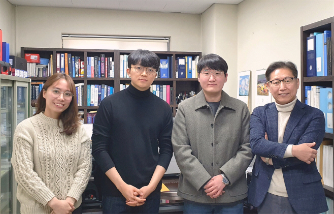 왼쪽부터 응웬티마이, 원유한, 권태원, 이완 교수