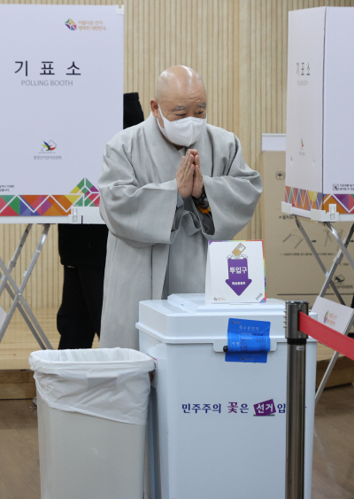 [사전투표] 사전투표하는 조계종 총무원장 원행 스님