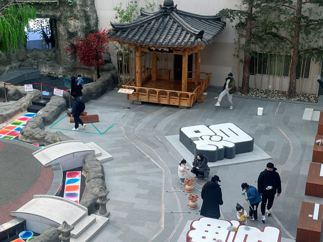 관광객들이 설연휴 이벤트에 참여하고 있다.