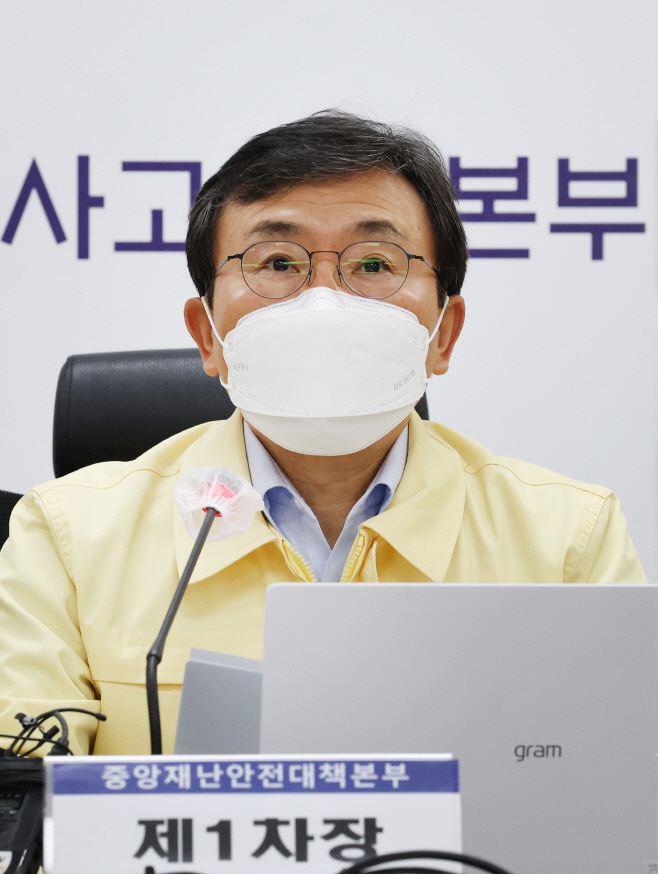 중대본 회의에서 발언하는 권덕철 장관<YONHAP NO-2325>