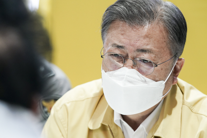 산불 피해 이재민 위로하는 문재인 대통령