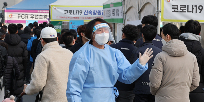 분주한 선별진료소<YONHAP NO-2708>