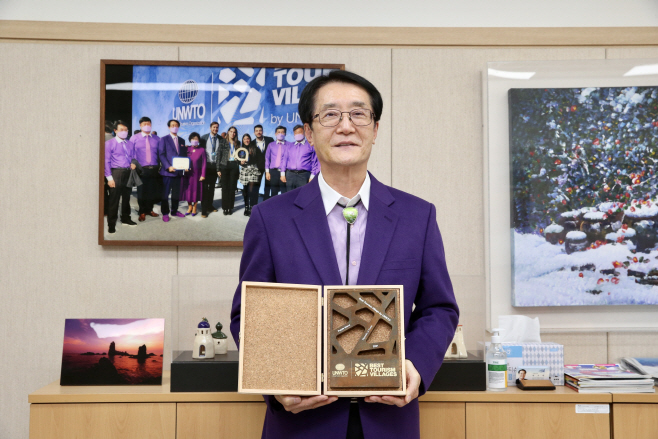 신안 유엔 세계최우수관광마을 선정 기념패 수상