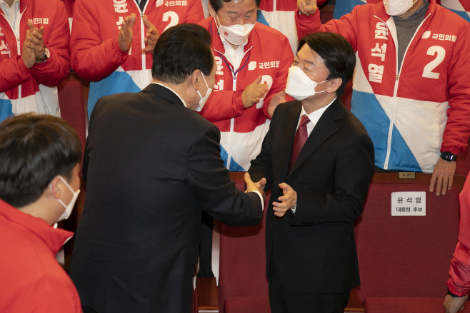 안철수와 악수하는 윤석열 당선인