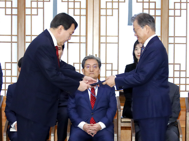 [윤석열 당선] 임명장 받는 윤석열