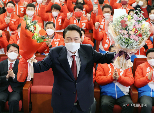 [포토] 당선 축하 꽃다발 들어보이는 윤석열
