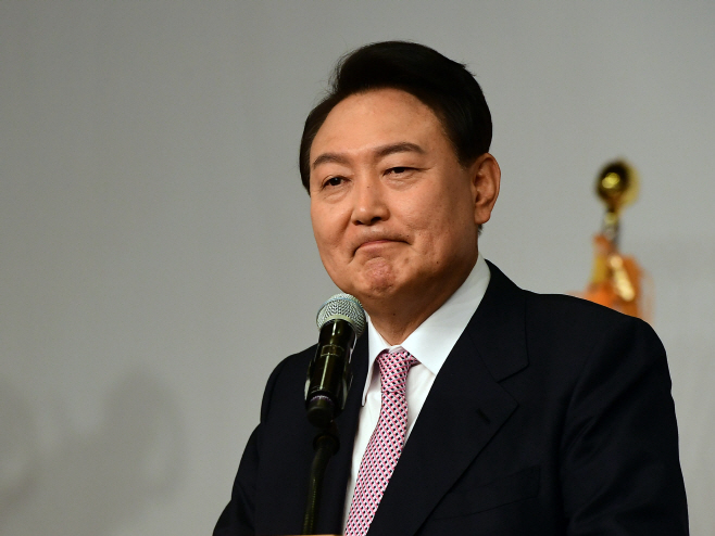 미소 짓는 윤석열 대통령 당선인