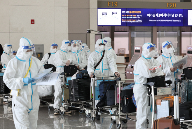 방역복으로 중무장한 해외 출국자들<YONHAP NO-6498>