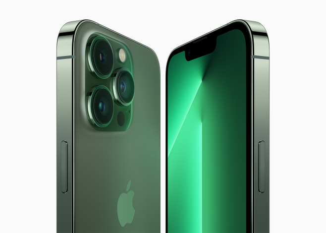 Apple-iPhone13-Pro-alpine-green-hero-2up-220308_big_ca