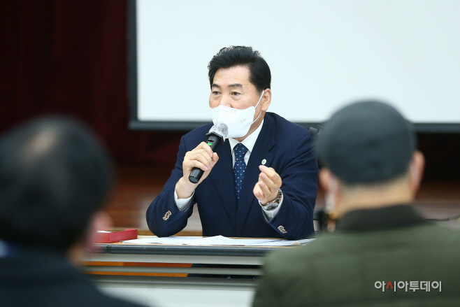 1.(사진)시민과의 대화 나서는 김상돈 의왕시장(3)