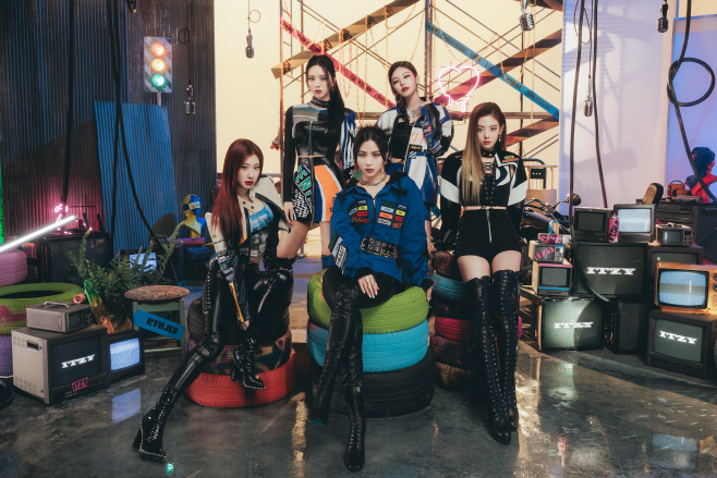 ITZY 일본 싱글 1집 ‘Voltage’ 이미지