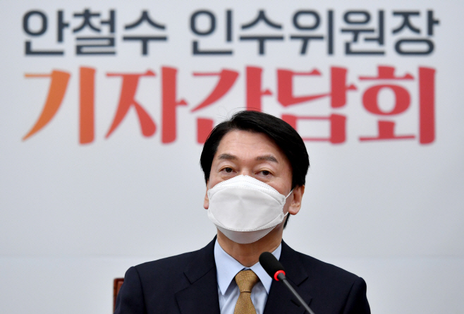 질문에 답하는 안철수 대통령직인수위원회 위원장
