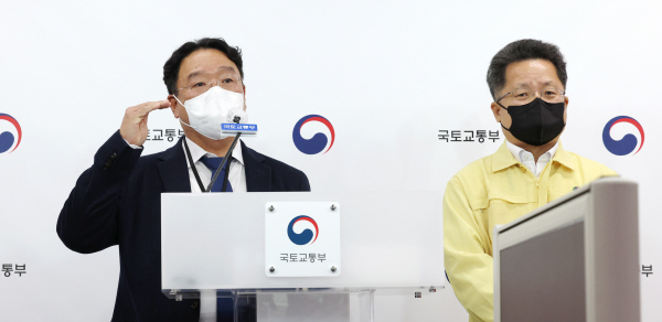 HDC 붕괴사고, 질문에 답변하는 김규용 건설사고조사위원장