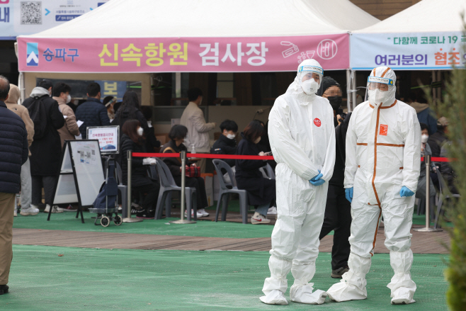 코로나19 선별진료소 검사 대기<YONHAP NO-2542>