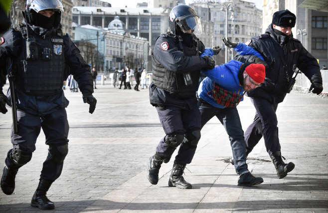 TOPSHOT-RUSSIA-UKRAINE-CONFLICT-DEMO <YONHAP NO-6590> (AFP)