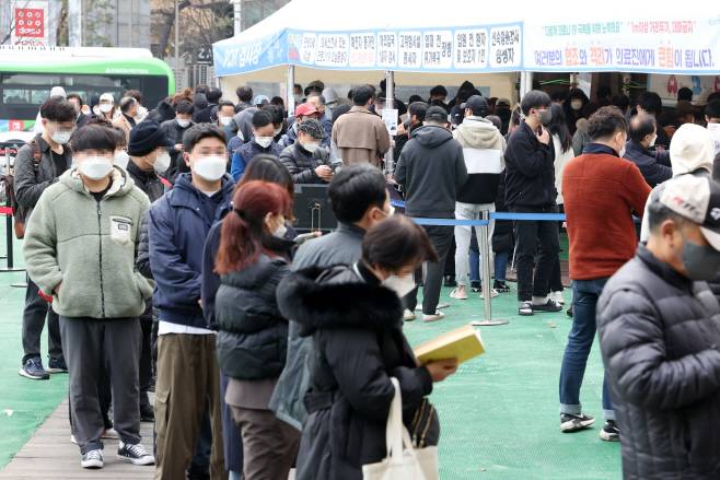 검사 대기자로 붐비는 코로나19 선별진료소<YONHAP NO-2491>